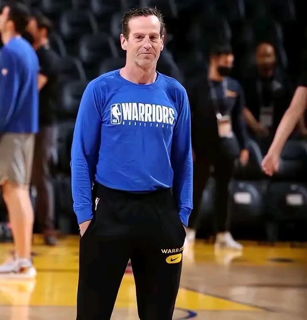 包含南特球队备战关键战，主帅调整阵容的词条