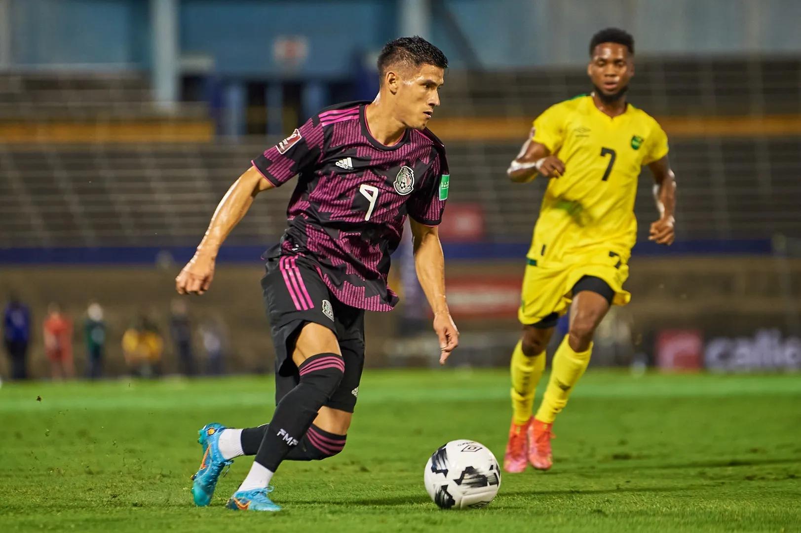 包含加拿大客场不敌阿尔巴尼亚，积分停滞的词条