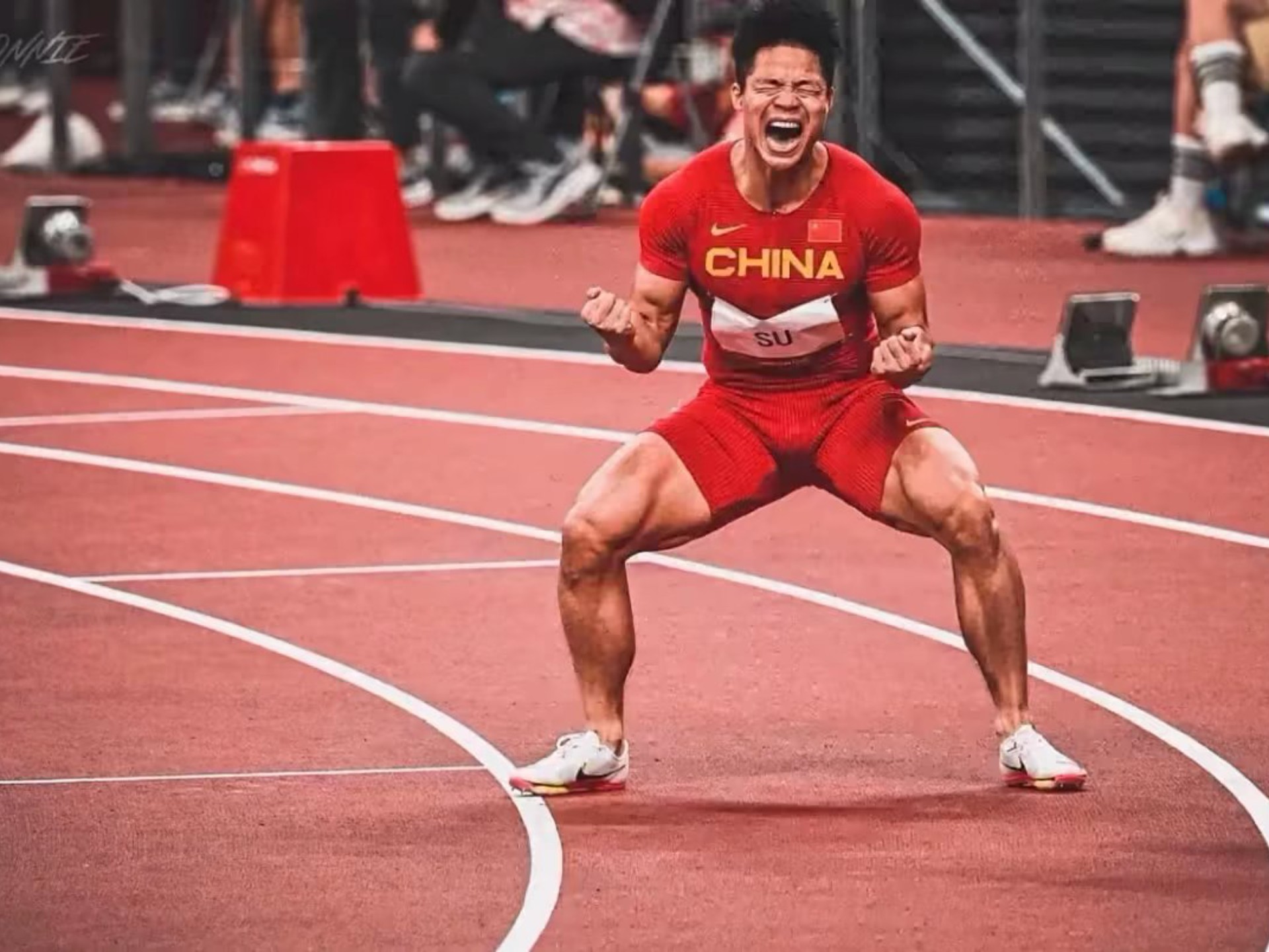 冠军选手英姿飒爽，勇攀高峰