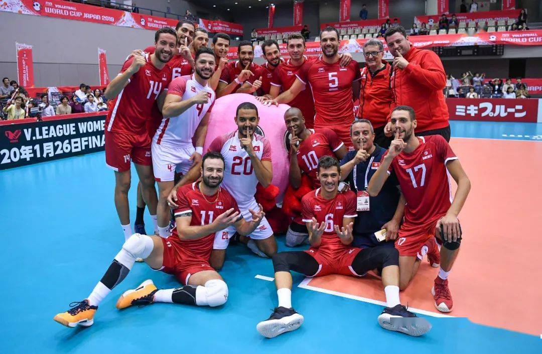 突尼斯男排队员团结一心取胜的简单介绍