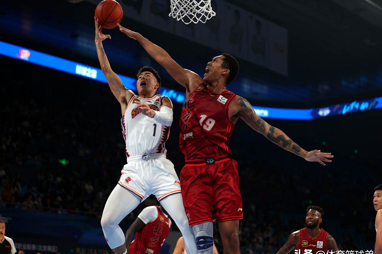 包含明星球员风生水起，带领球队冲击前列的词条