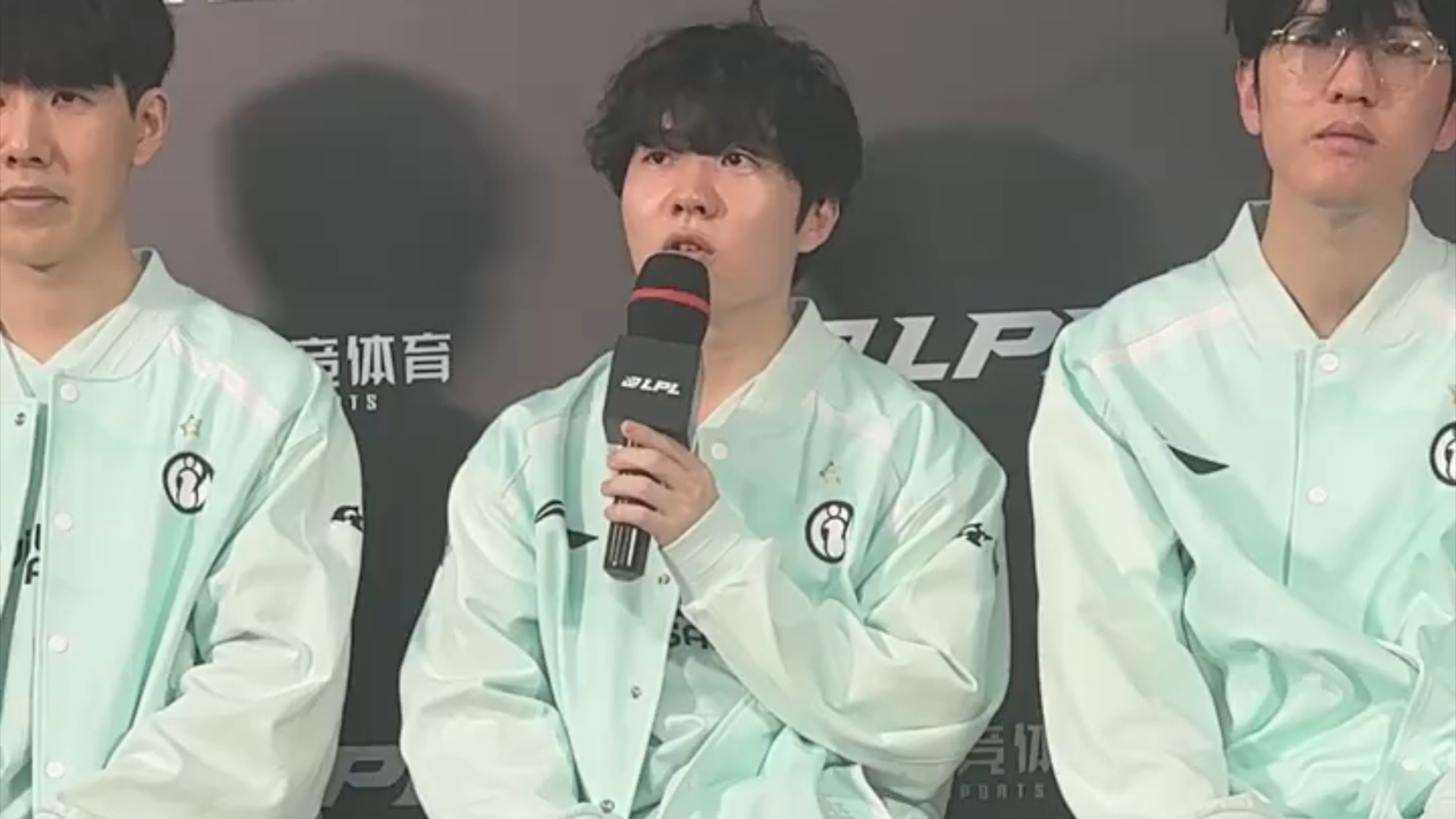 关于Rookie回归赛场，赛事规则更新首场状态亮眼，瑞士队观众沸腾！的信息